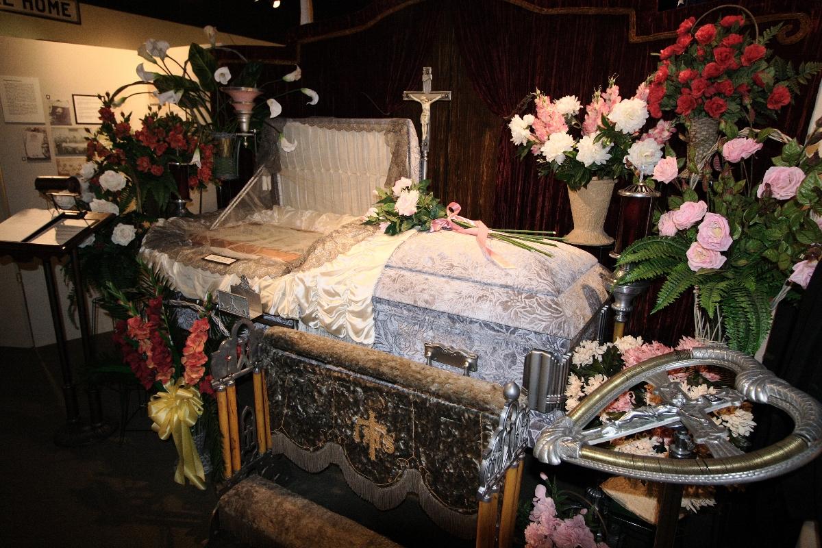 Should body-viewing images at funerals be shared on social media?
